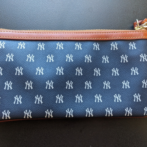 NWOT Dooney & Bourke New York Yankees Wristlet - Picture 2 of 4